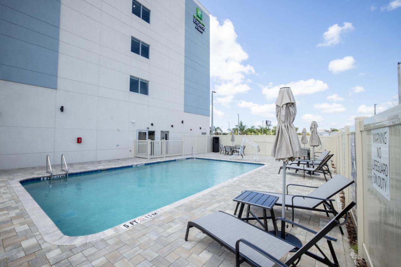 Holiday Inn Express & Suites Tampa Stadium - Airport Area By Ihg Eksteriør billede