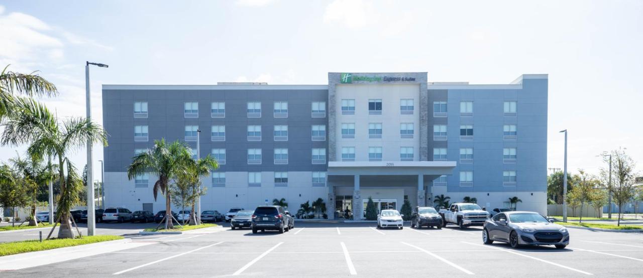 Holiday Inn Express & Suites Tampa Stadium - Airport Area By Ihg Eksteriør billede