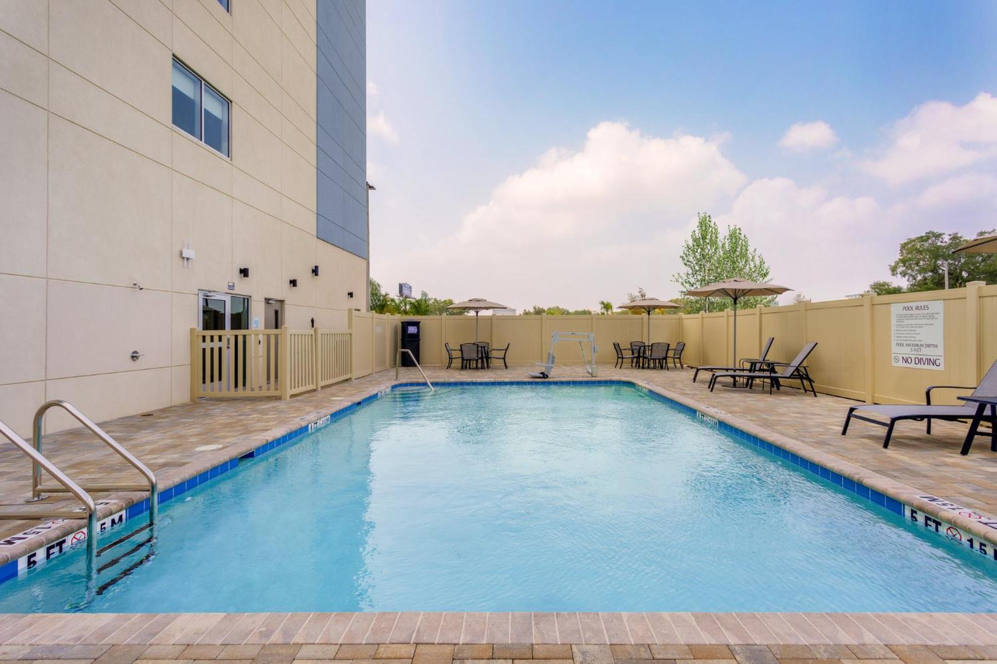 Holiday Inn Express & Suites Tampa Stadium - Airport Area By Ihg Eksteriør billede